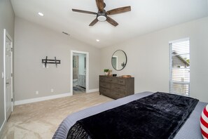 3 bedrooms, WiFi, bed sheets - Snowbird-Ready Tarpon Springs Home 6+ Wk Stay Fenced Yard + Big Backyard Deck (Tarpon Springs)