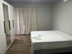 3 slaapkamers, een strijkplank/strijkijzer, internet, beddengoed