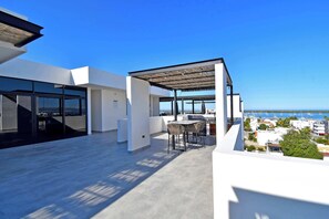 Outdoor dining - Modern 2BR Apartment Near the Malecón | Balcony • Rooftop BBQ (La Paz)