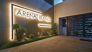 Exterior detail - Modern 2BR Apartment Near the Malecón | Balcony • Rooftop BBQ (La Paz)