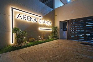 Exterior detail - Modern 2BR Apartment Near the Malecón | Balcony • Rooftop BBQ (La Paz)