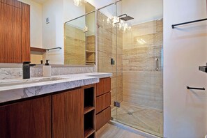 Shower, towels - Modern 2BR Apartment Near the Malecón | Balcony • Rooftop BBQ (La Paz)