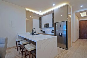 Réfrigérateur, micro-ondes, plaque de cuisson, lave-vaisselle