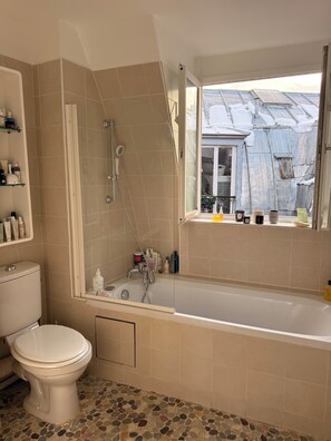 Shower, hair dryer, towels, soap - Luxe 3BR Montorgueil -elevator - Sacré Cœur View (Paris)