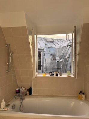 Shower, hair dryer, towels, soap - Luxe 3BR Montorgueil -elevator - Sacré Cœur View (Paris)