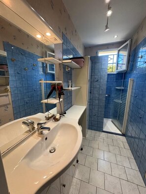 Douche, sèche-cheveux, serviettes fournies
