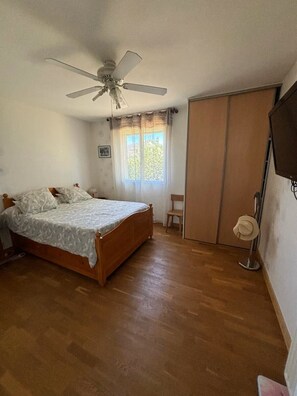 Iron/ironing board, WiFi, bed sheets
