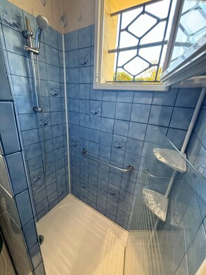 Douche, sèche-cheveux, serviettes fournies