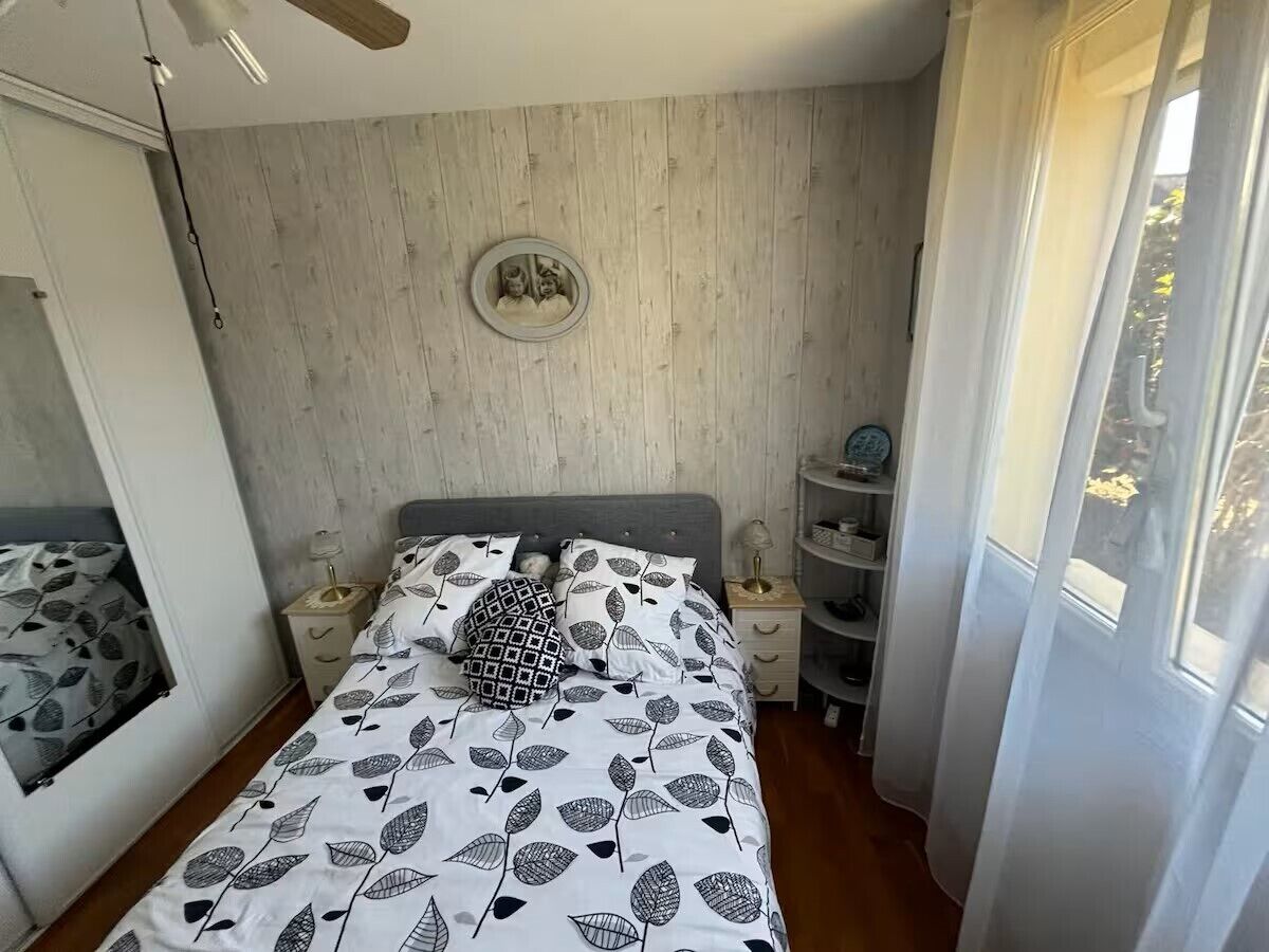 Tabla de planchar con plancha, wifi y ropa de cama 