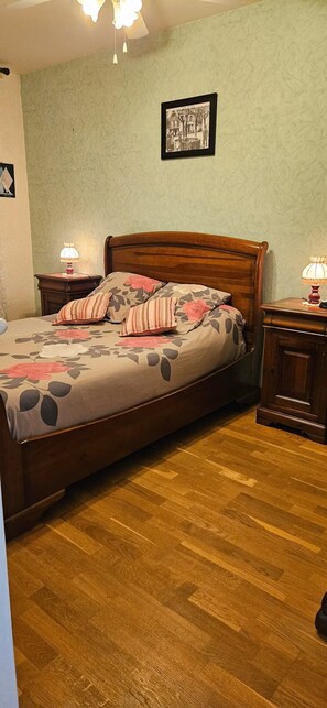 Iron/ironing board, WiFi, bed sheets