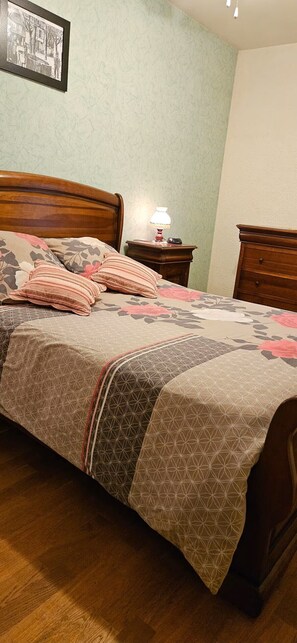 Iron/ironing board, WiFi, bed sheets