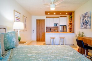 1 habitación, escritorio, tabla de planchar con plancha y cuna de viaje 