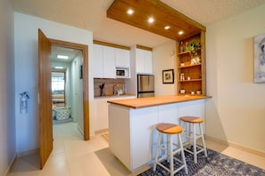 Coffee/tea maker, fridge, microwave, stovetop - Beachfront Isla Verde Beach Walk 2 Eat (Carolina)