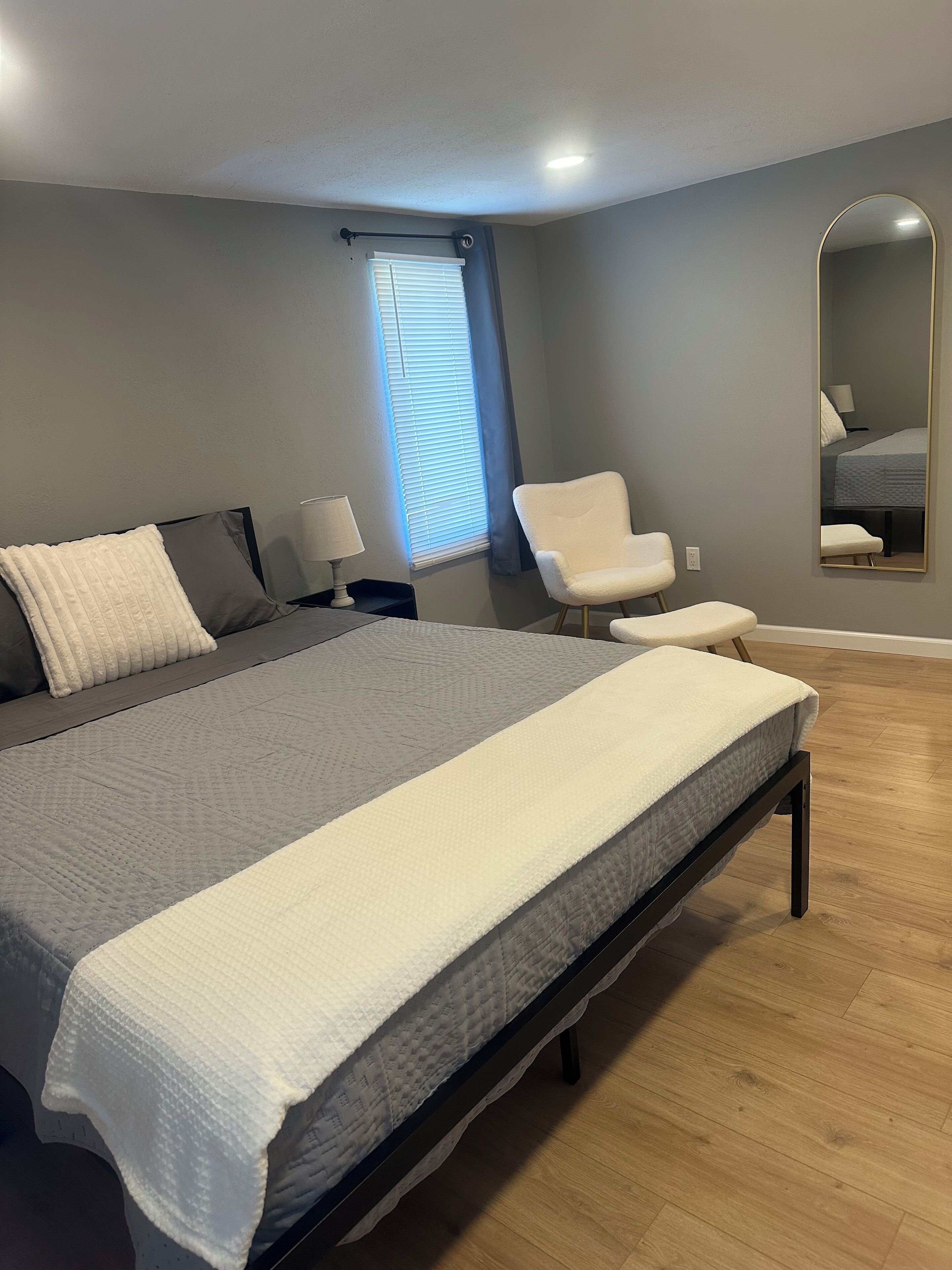 Een strijkplank/strijkijzer, internet, beddengoed