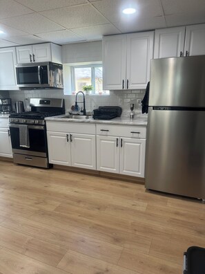 Private kitchen - Cozy Private Home with Fenced Yard in Johnstow (Johnstown)