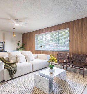 Smart TV - Relax & Play: 3BR Retreat Near Beach + Game Room (Fort Lauderdale)