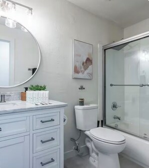 Ducha, bañera de hidromasaje, secador de pelo, toallas