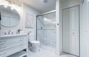 Ducha, bañera de hidromasaje, secador de pelo, toallas