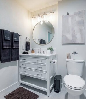 Ducha, bañera de hidromasaje, secador de pelo, toallas