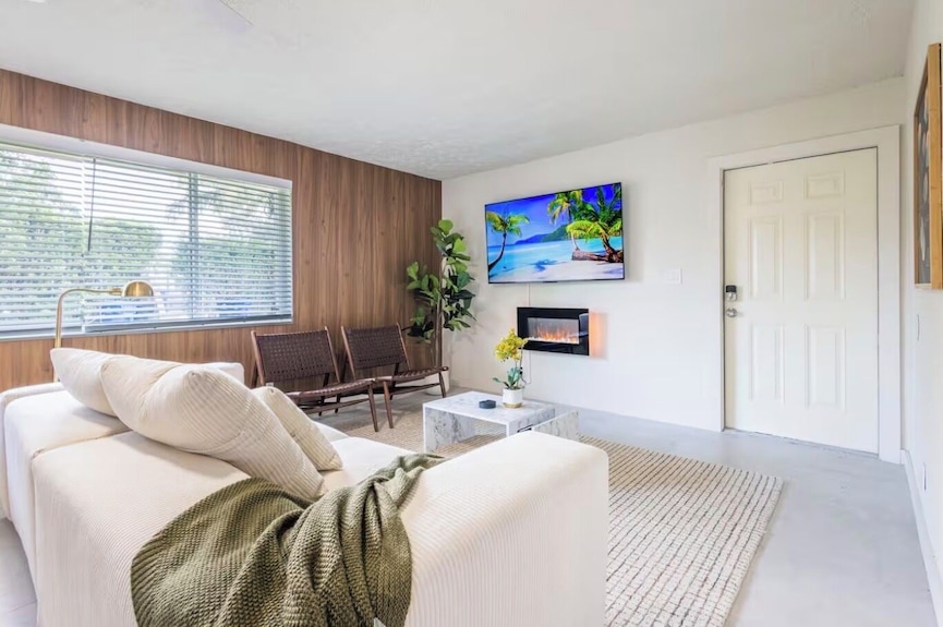 Relax + Play: 3br Retreat Near Beach + Pool Table - Fort Lauderdale, FL