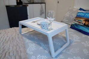 1 bedroom, iron/ironing board, WiFi, bed sheets - Cozy Studio in the Heart of Camden Town – Peaceful & Central (London)