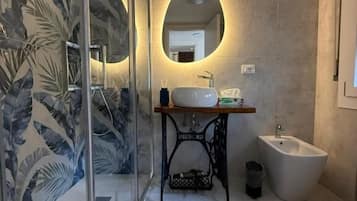 Doppia Comfort, balcone, vista cortile | Bagno | Accappatoio