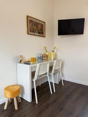 Standard Double Room, Balcony, Courtyard View | Interior - B&B Il Balcone Fiorito (Imola)