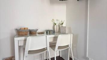 Standard-Doppelzimmer, Balkon, Blick auf den Innenhof | Speisen