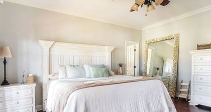 Bayou Breeze Retreat w/ Pool & River Access