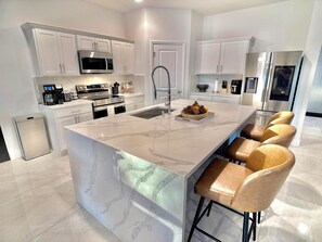 Geladeira, micro-ondas, fogão, cooktop