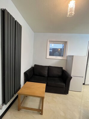 Living area - Cozy Private Apartment in Cardiff with Kitchen & Self Check-in (Cardiff)