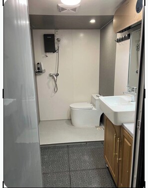 シャワー、トイレットペーパー