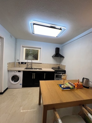 Refrigerador, horno, placa de cocina, lavavajillas