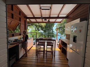 Dining - Petit Paradis Lodge private beach, deck 70 m² & kayaks Pointe-Noire (Pointe-Noire)
