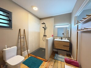 SĂšche-cheveux, serviettes fournies, savon, papier toilette