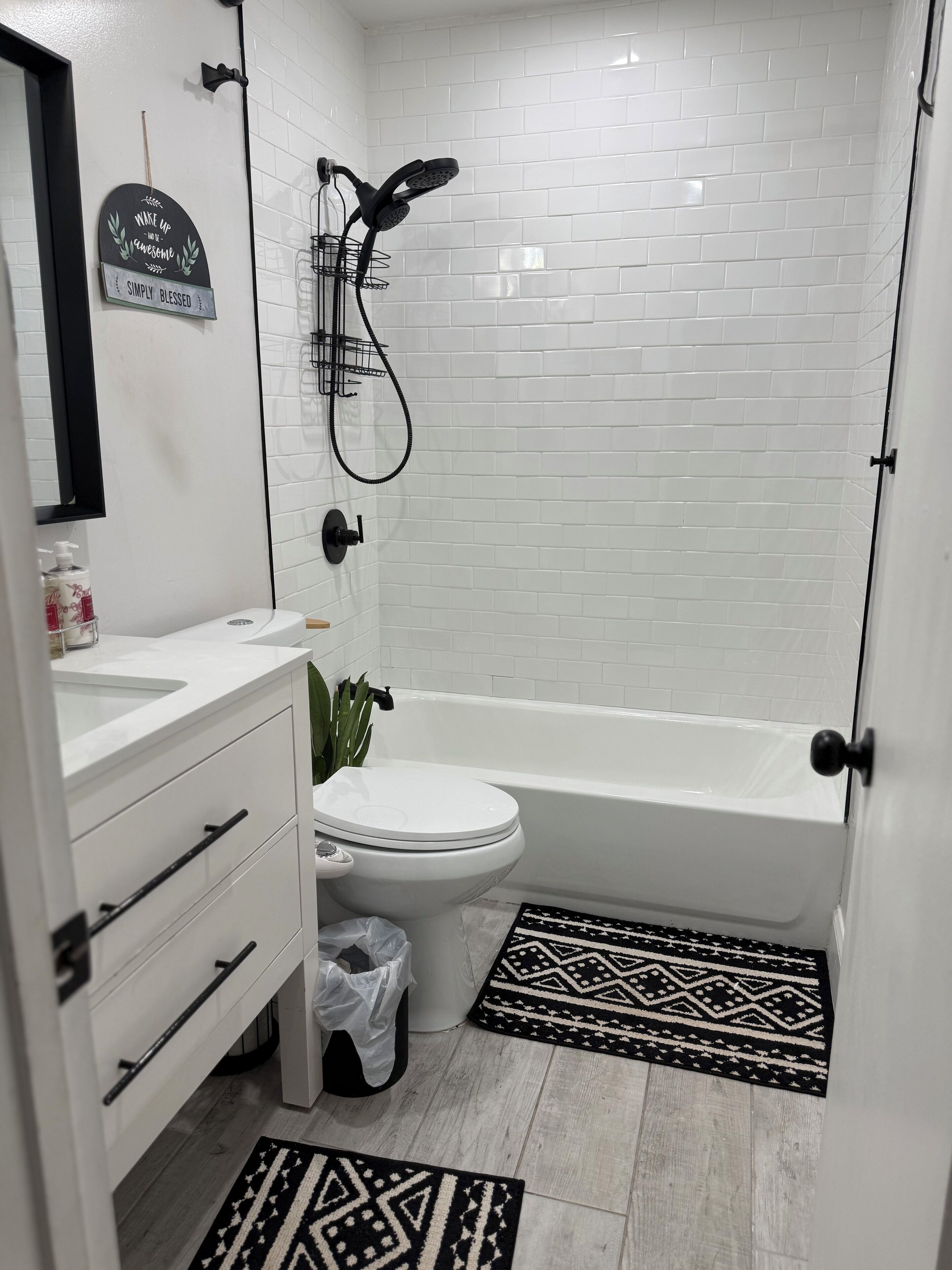 Een douche, een haardroger, een bidet, handdoeken