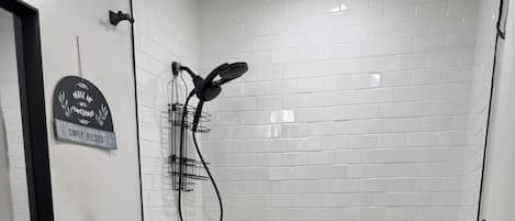 Bruser, hårtørrer, bidet, håndklæder