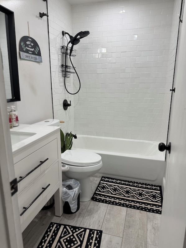 Shower, hair dryer, bidet, towels - Cozy 2 Bedroom Home Near Hard Rock Stadium (Miramar)
