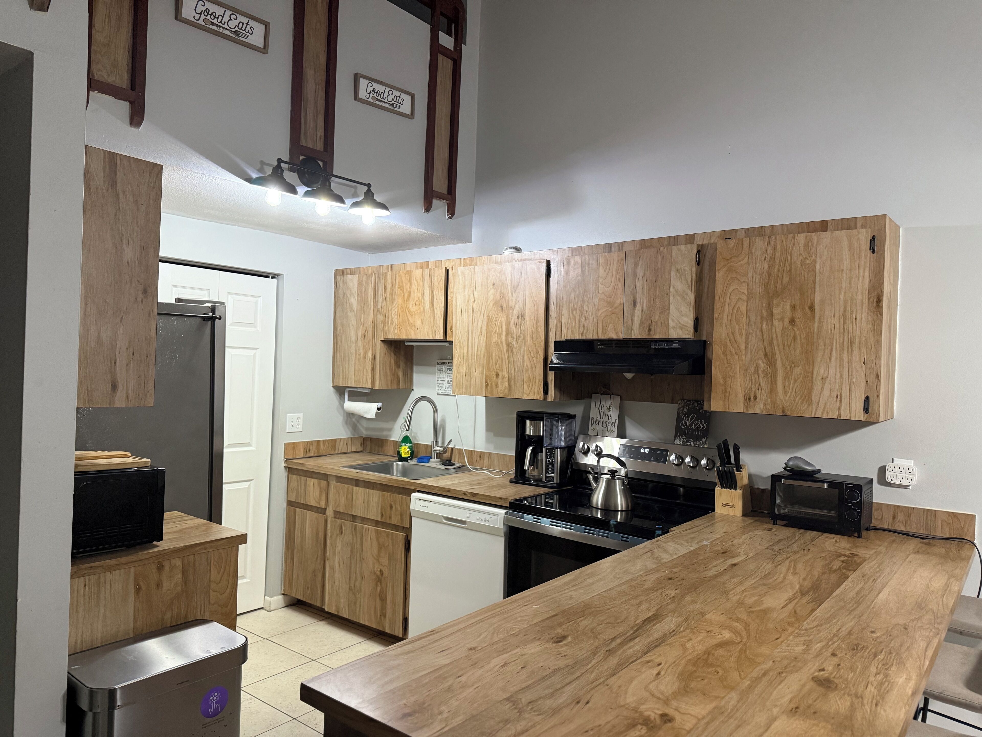 Een microgolfoven, een oven, een kookplaat, een vaatwasser