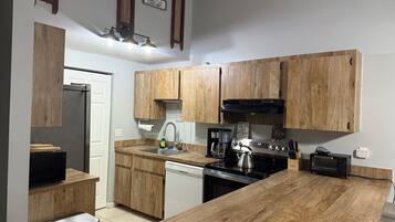 Een microgolfoven, een oven, een kookplaat, een vaatwasser