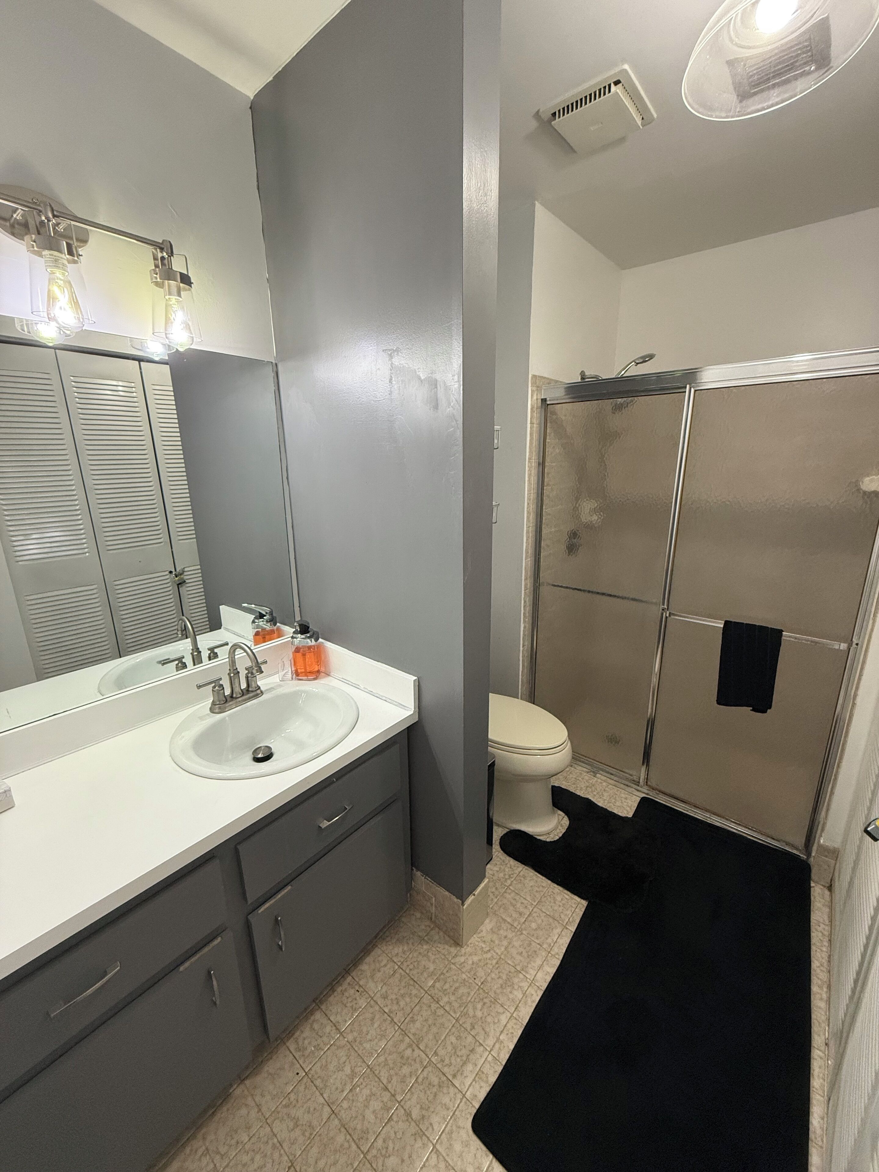 Een douche, een haardroger, een bidet, handdoeken