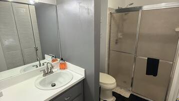 Een douche, een haardroger, een bidet, handdoeken