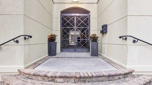 House (6 Bedrooms) | Interior - 3 Suites Walkable Historic District Location The Juliette by Avantstay (Savannah)