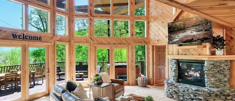 Smart TV, chimenea y futbolito