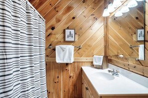 Towels - Mountain Views | Hot Tub | Arcade | 2 Masters on Main | Sleeps 6 | Gated Resort (Sevierville)
