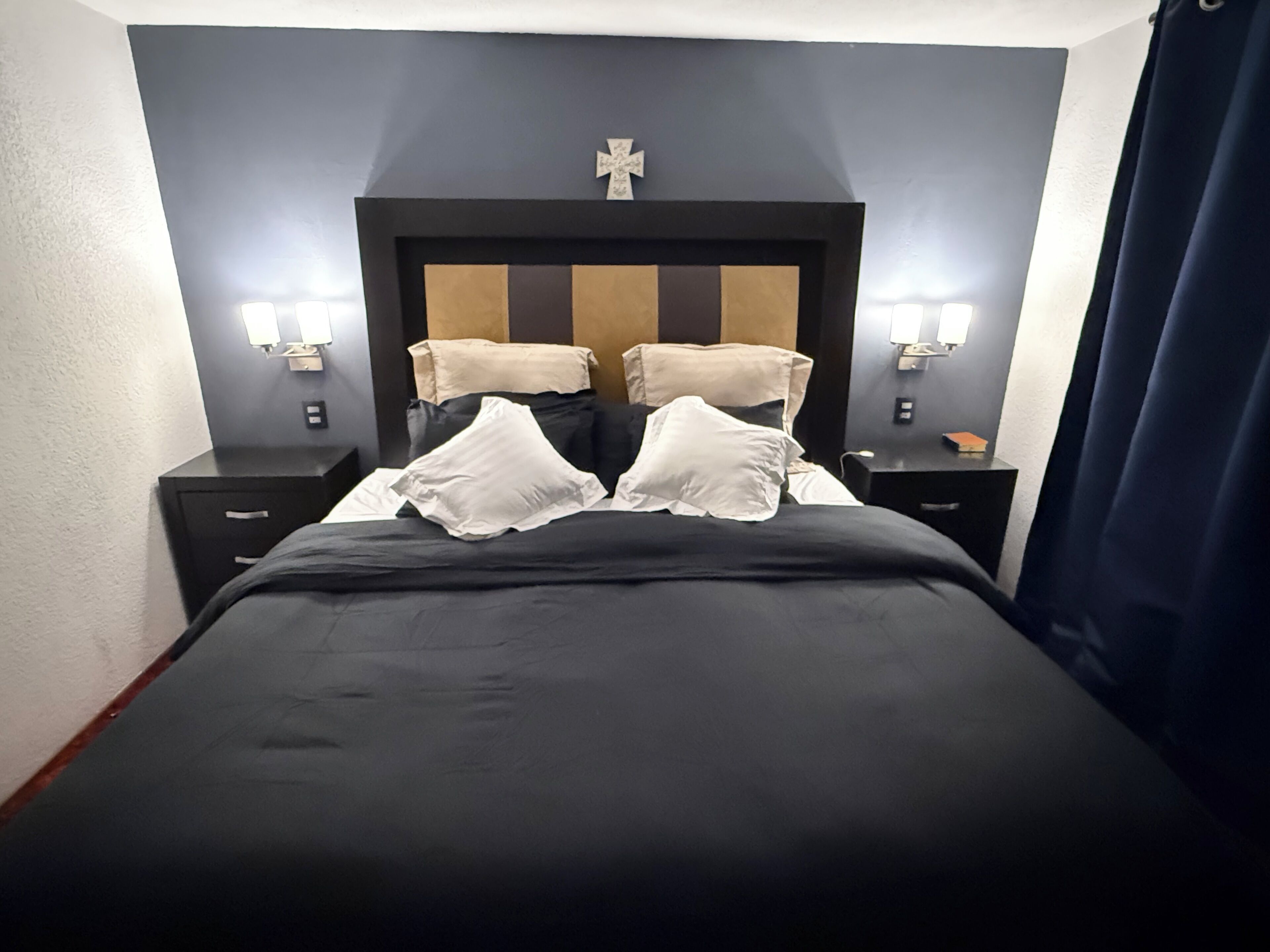 3 chambres, coffres-forts dans les chambres, bureau