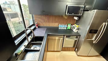 Refrigerador, microondas, horno, placa de cocina