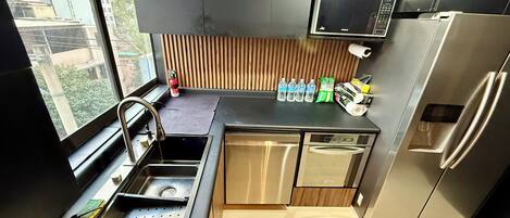 Køleskab, mikrobølgeovn, ovn, kogeplade