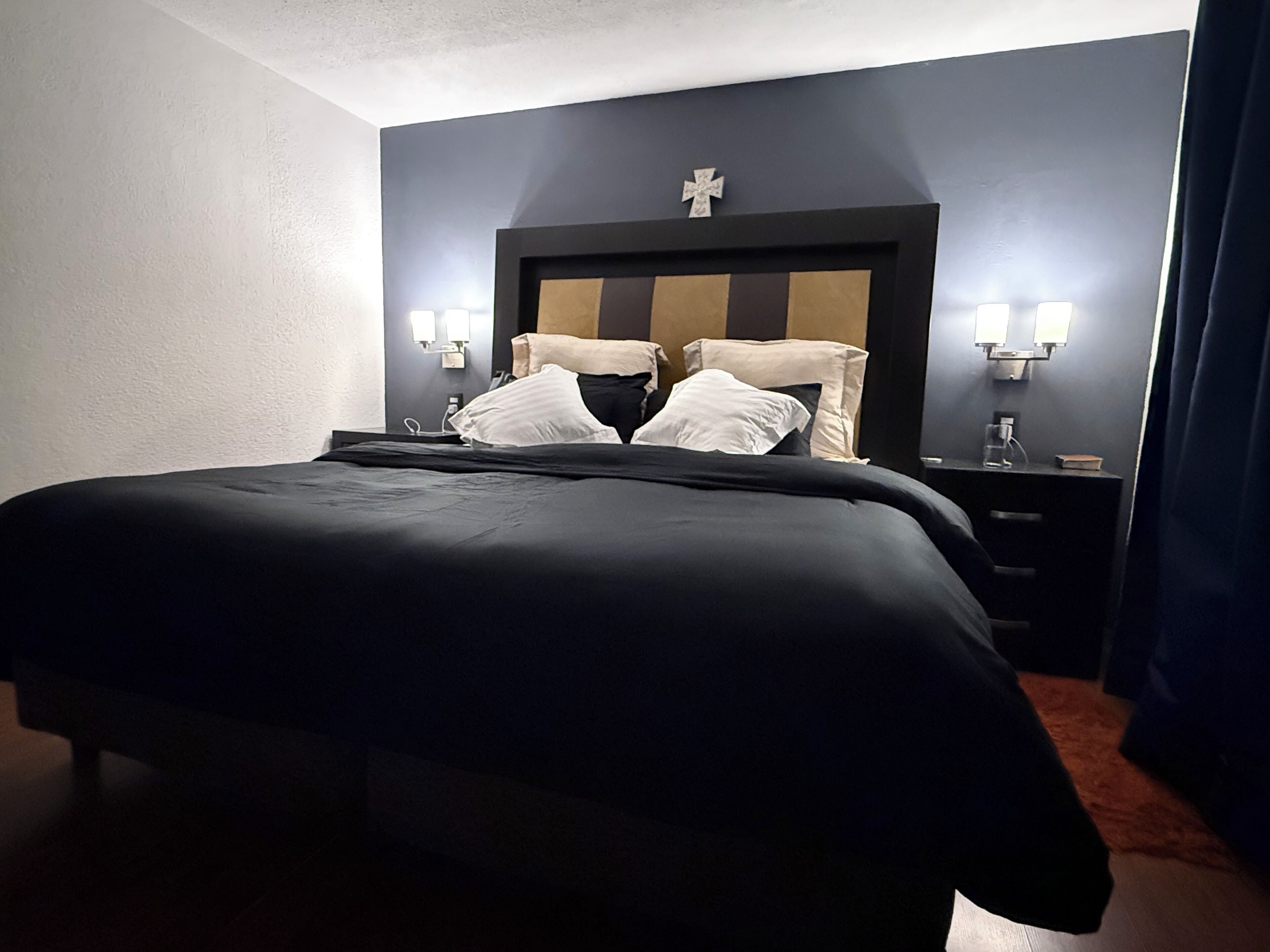 3 habitaciones, escritorio, tabla de planchar con plancha y wifi gratis 