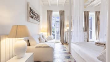 Luxury Condo, Balcony, City View | Peralatan tempat tidur premium, gebar bulu kapas, meja